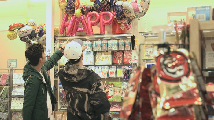 パーティーの飾り付けを買う翔平、貴之 「TERRACE HOUSE OPENING NEW DOORS」14th WEEK(C)フジテレビ/イースト・エンタテインメント