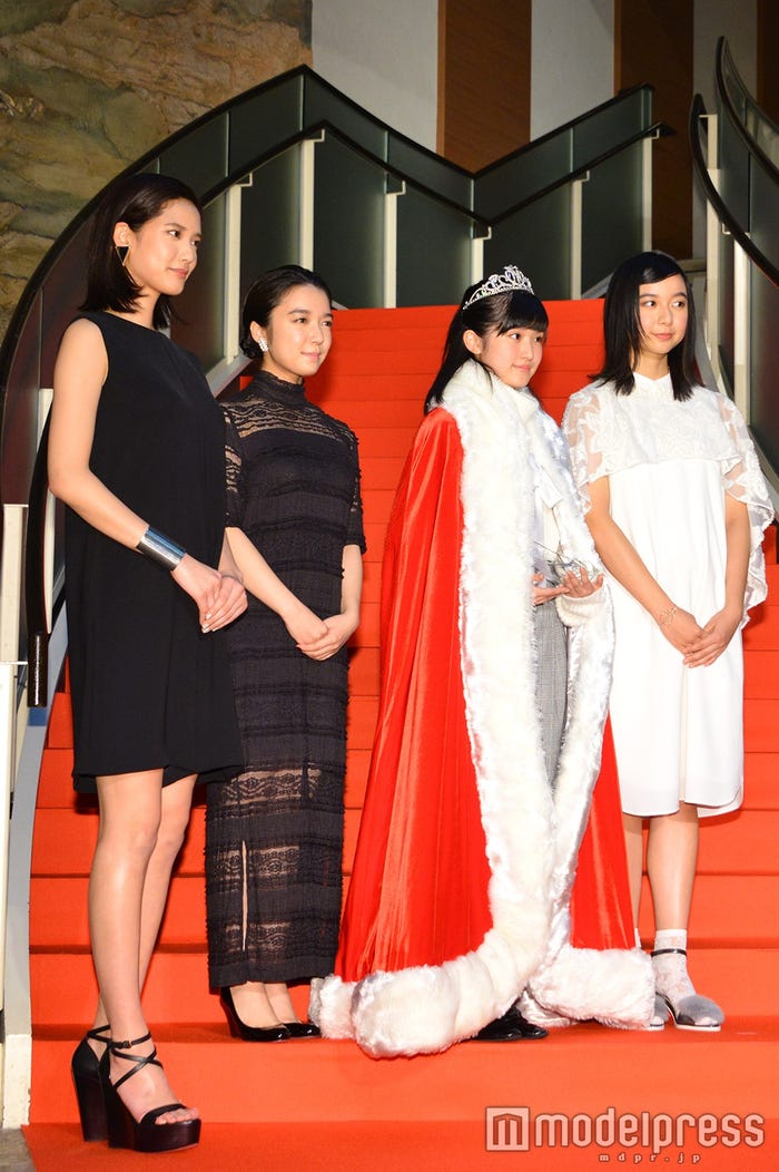 (左から)山崎紘菜、上白石萌音、福本莉子さん、上白石萌歌(C)モデルプレス