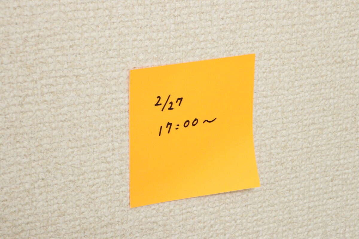 ダイソー 壁に貼れるふせん(50枚、オレンジ) ダイソーの壁に貼れるふせん(50枚、オレンジ)を壁に貼る