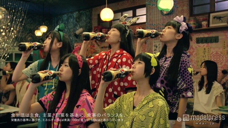 ももいろクローバーZ（上段左から）有安杏果、百田夏菜子、高城れに（下段左から）佐々木彩夏、玉井詩織／新CM「恐竜たち 特保でZERO」篇（15秒）