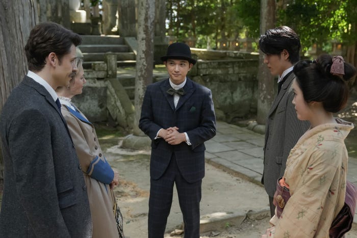 トミー・バストウ、シャーロット・ケイト・フォックス、吉沢亮、寛一郎、高石あかり「ばけばけ」第64話(C)NHK