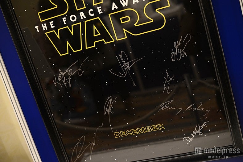オークション出展品／スター・ウォーズ／フォースの覚醒　J.J.エイブラムスカントクほか豪華制作スタッフ＆キャストのサイン入りポスター
／ディズニーファンイベント「D23 Expo Japan 2015」