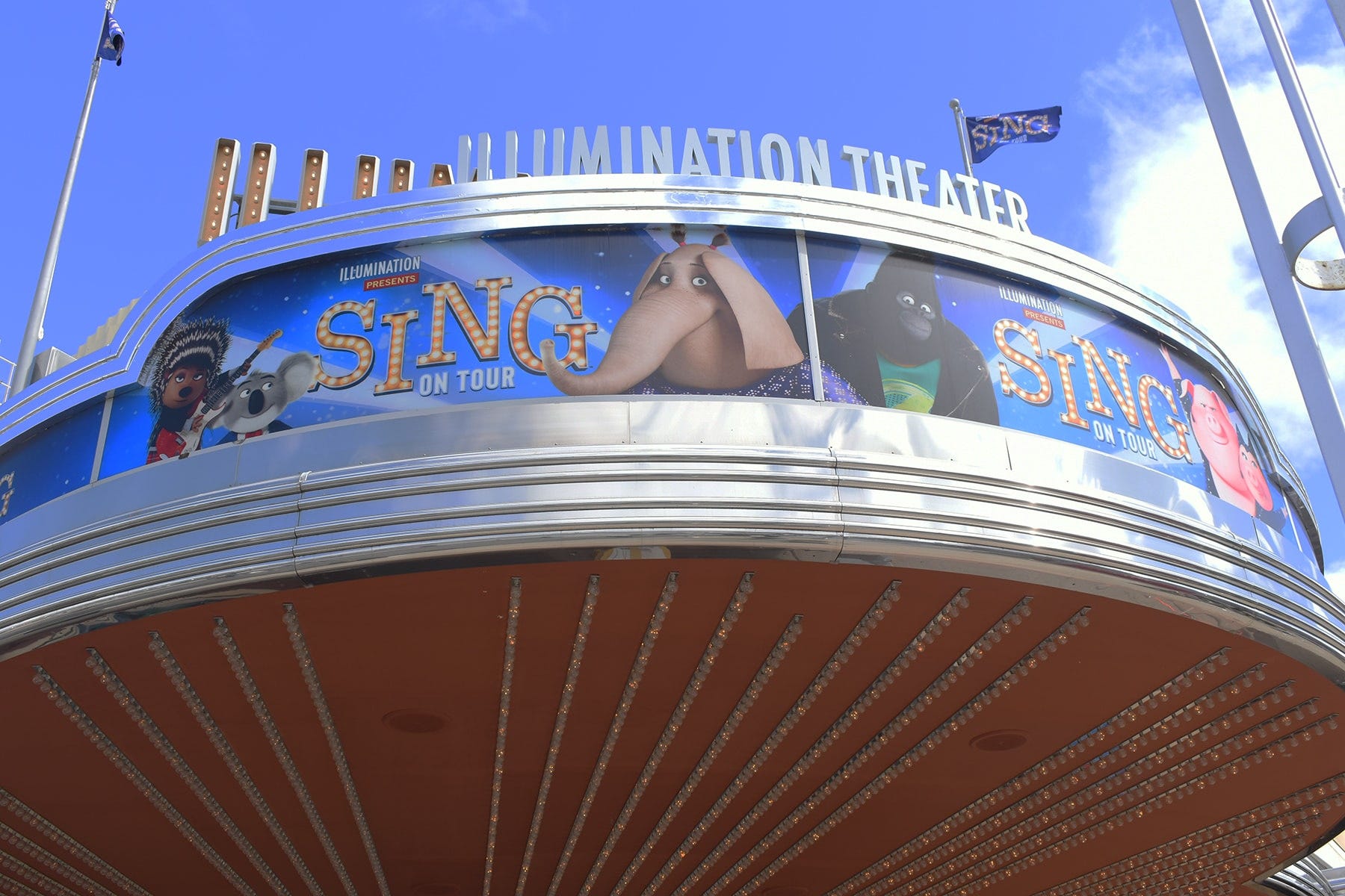 シング・オン・ツアーを上演するイルミネーション・シアター