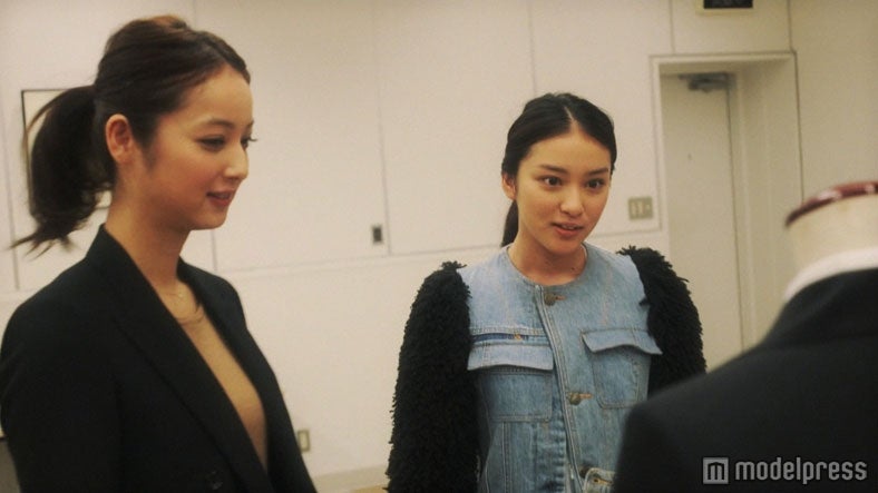 左から：佐々木希、武井咲（ドキュメンタリームービー「n（ハート）line by nozomi ドキュメント」より）