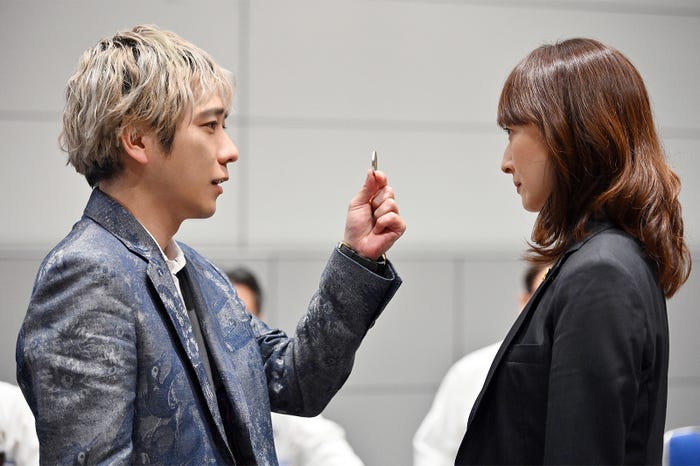 二宮和也、花總まり「ブラックペアン シーズン2」第4話より(C)TBS