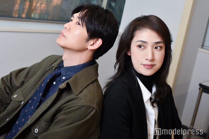 スタッフクレジット 【天海祐希】スタイリスト:大沼こずえ、ヘアメイク:林智子【松下洸平】スタイリスト:髙橋美咲、ヘアメイク:箙あおい|天海祐希衣装 衣装協力・グラウンド ワイ/Ground Y・ワイズ/Yʼs・コール ハーン/Cole Haanジャケット(グラウンド ワイ/ヨウジヤマモト プレスルーム TEL03-5463-1500)シャツ、パンツ(ワイズ/ワイズ プレスルーム TEL03-5463-1540)靴(コール ハーン/コール ハーン ジャパン TEL0120-56-0979)(C)モデルプレス