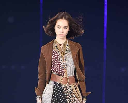水原希子で開幕 堂々の風格で10周年記念トップバッター<TGC 2015S/S>