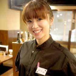 焼き肉店でアルバイトする鈴木亜美