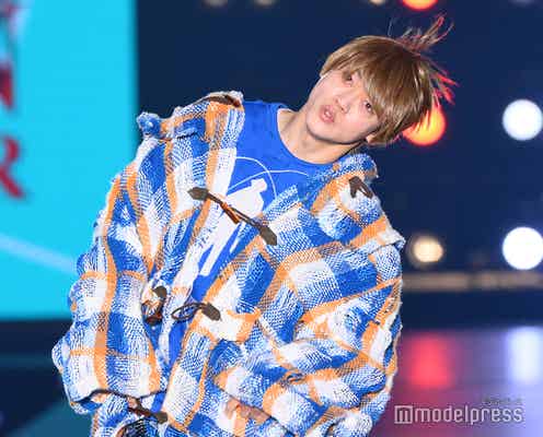 おばたのお兄さん「関コレ」サプライズ登場 個性派コーデ着こなし「まーきのっ」【関コレ2025A/W】