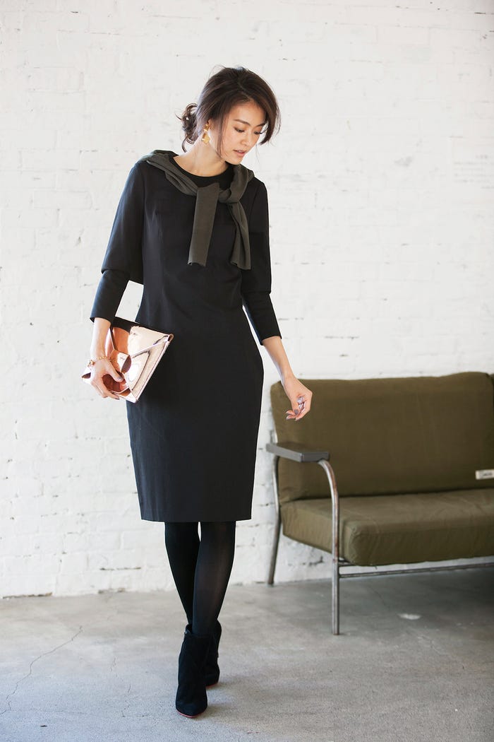 Vネックニット¥2,990/UNIQLO ストレッチワンピース¥13,889/バナナ・リパブリック イヤリング¥7,300/imac ブレスレット¥6,300/Aleksia Nao(imac) バッグ¥7,130/バナナ・リパブリック ブーツ¥22,000/ダイアナ(ダイアナ 銀座本店) タイツ/私物 イヤリング¥7,300/imac ブレスレット¥6,300/Aleksia Nao(imac) バッグ¥7,130/バナナ・リパブリック ブーツ¥22,000/ダイアナ(ダイアナ 銀座本店) タイツ/私物(C)TOPLOG
