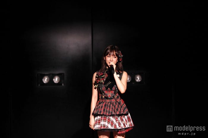 ファンにAKB48としてラストメッセージを送る前田敦子/「AKB48劇場 前田敦子卒業公演」の模様(C)AKS