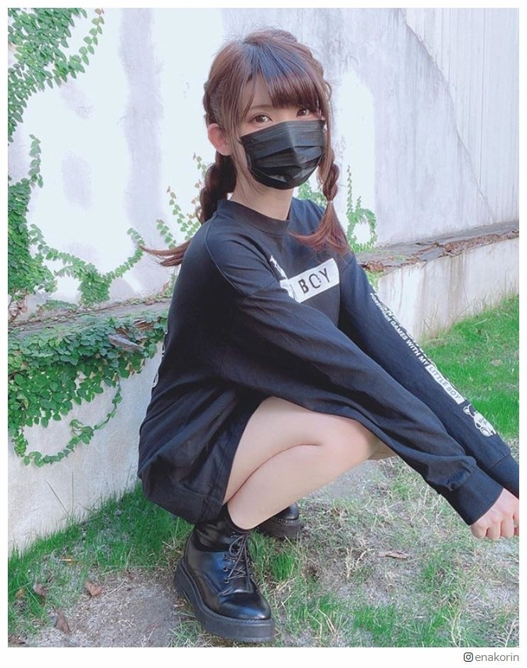 “日本一のコスプレイヤー”えなこ、美脚チラ見せブラックコーデに「可愛い」「天使」の声