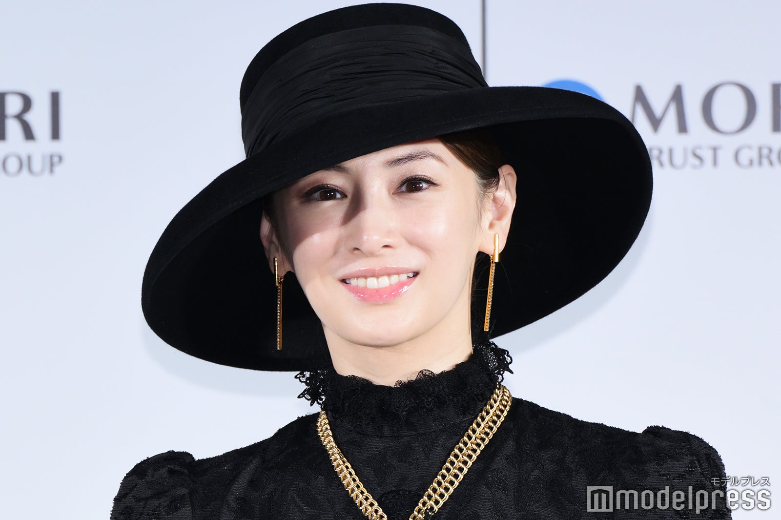 北川景子、黒ドレス貴婦人姿で登場 年末年始の過ごし方・子供たちの楽しみ明かす