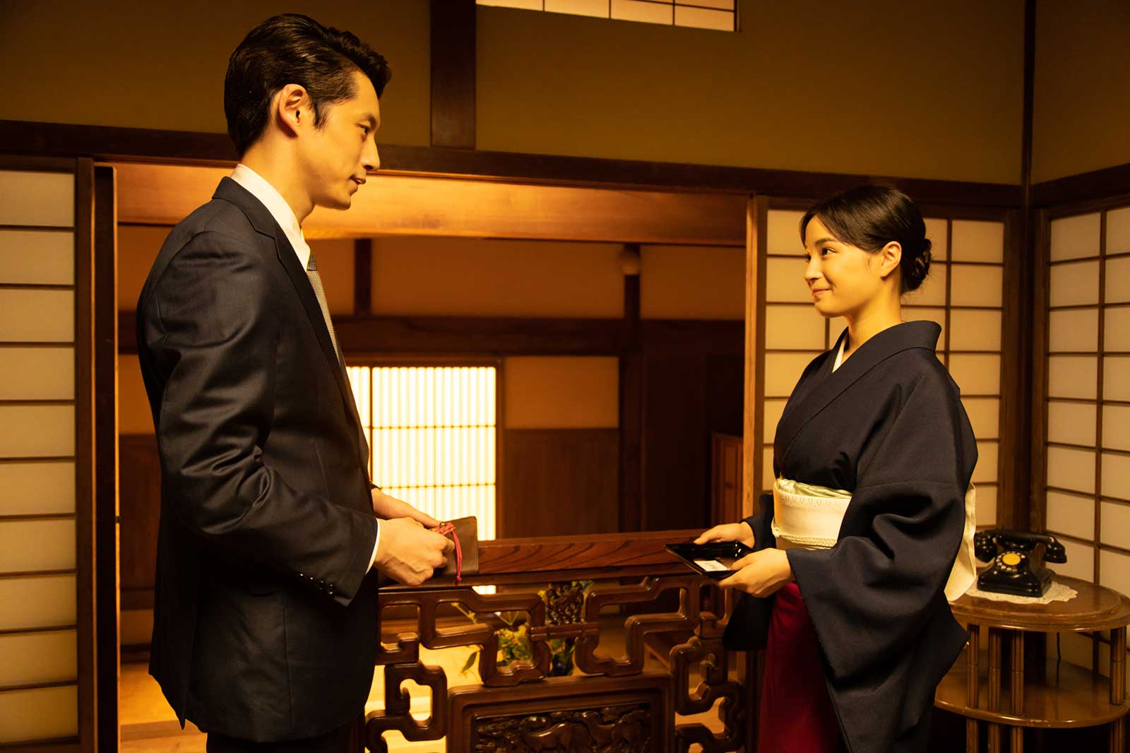 坂口健太郎、広瀬すず（C）テレビ朝日