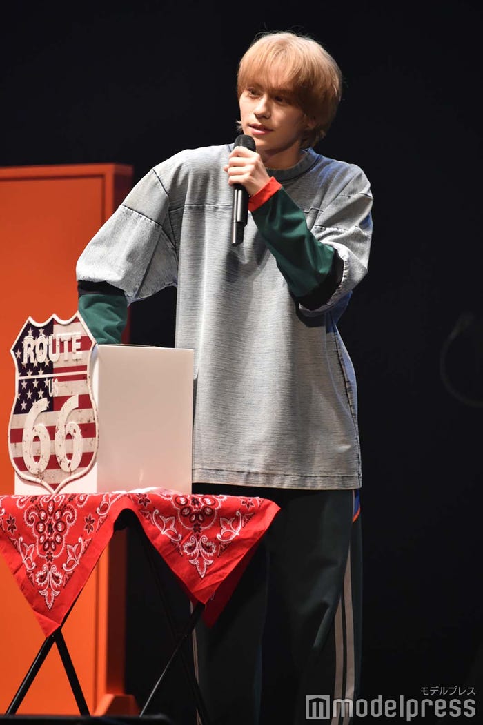 抽選を行う山下幸輝(C)モデルプレス