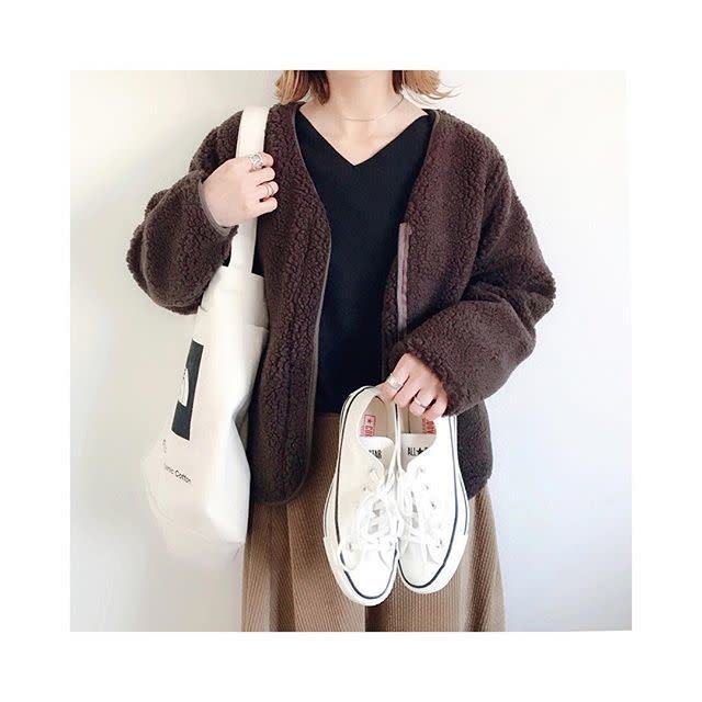 ロゴ入りの白トートバッグでおしゃれに プチプラで楽しめる大容量なカジュアルバッグコーデ12選 モデルプレス