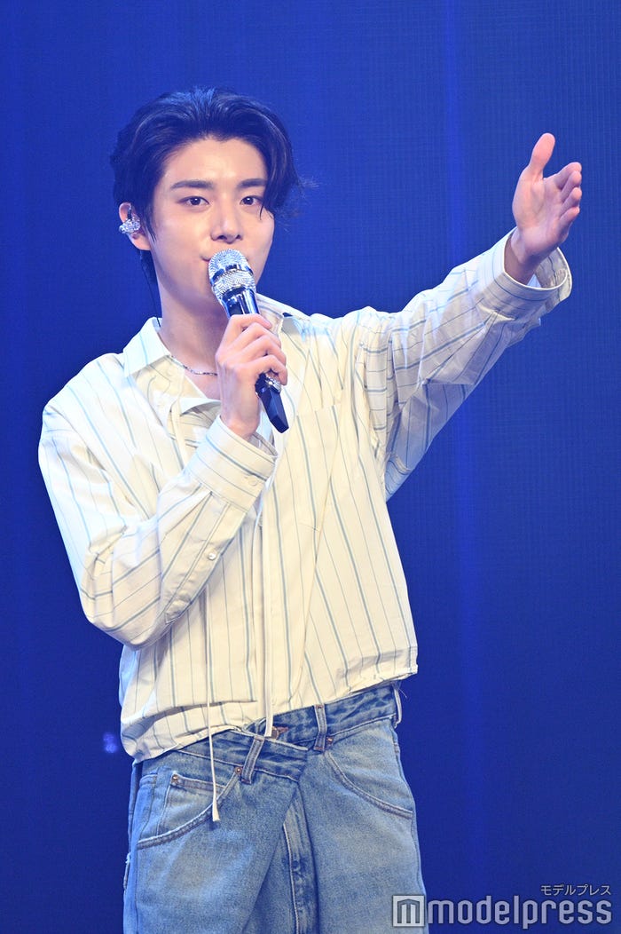 ファンや記者へ感謝するJAKE(ジェイク)(C)モデルプレス