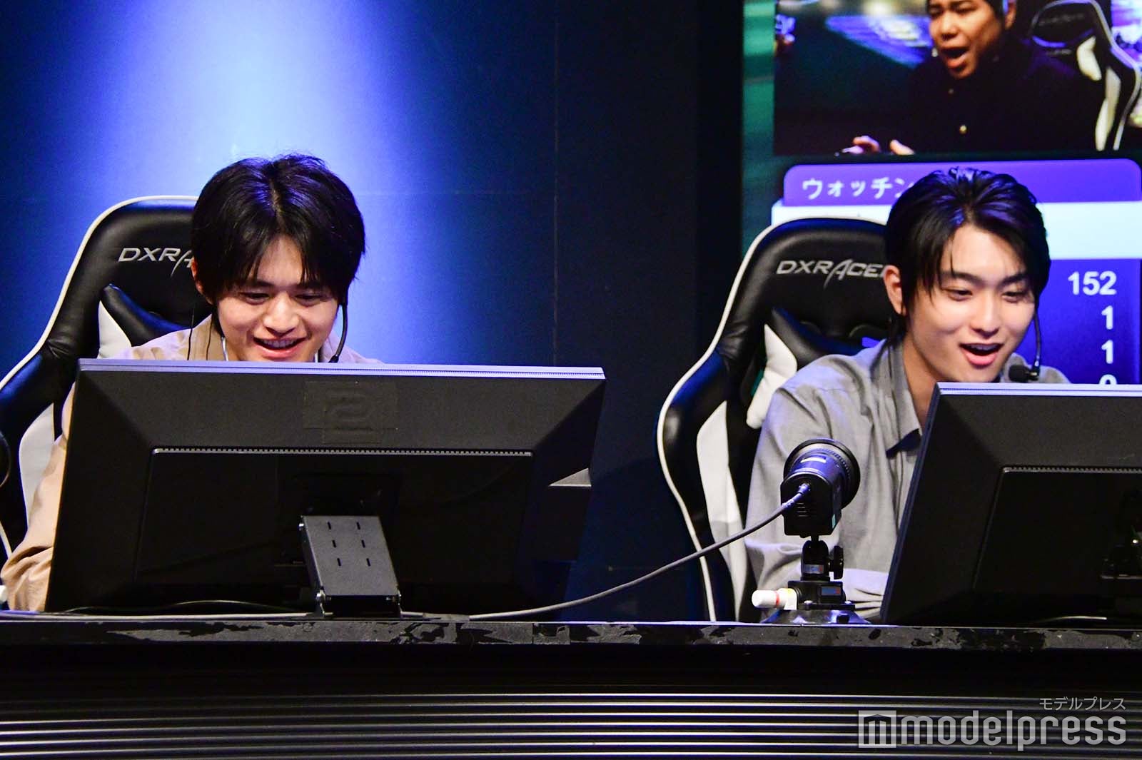 ゲームを楽しむ鈴鹿央士、奥平大兼（C）モデルプレス