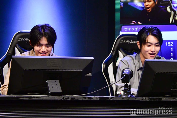 ゲームを楽しむ鈴鹿央士、奥平大兼(C)モデルプレス