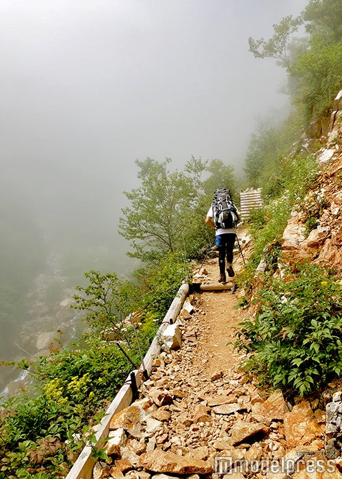胸突八丁突入、霧が立ち込める（C）ビューティーガール
