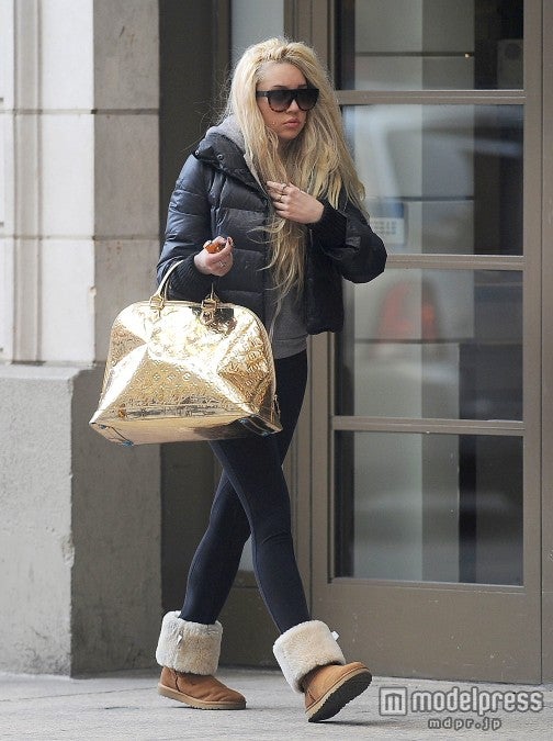 お騒がせセレブのアマンダ・バインズ、放火騒ぎを起こし強制入院