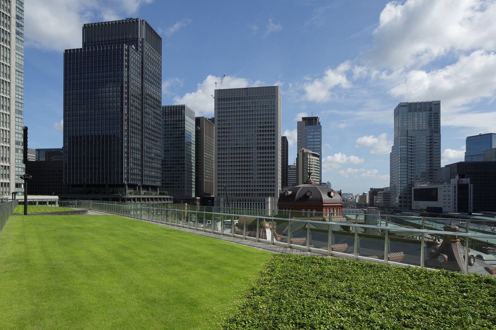 JR東京駅丸の内駅舎を一望できる屋上庭園「KITTEガーデン」（提供写真）