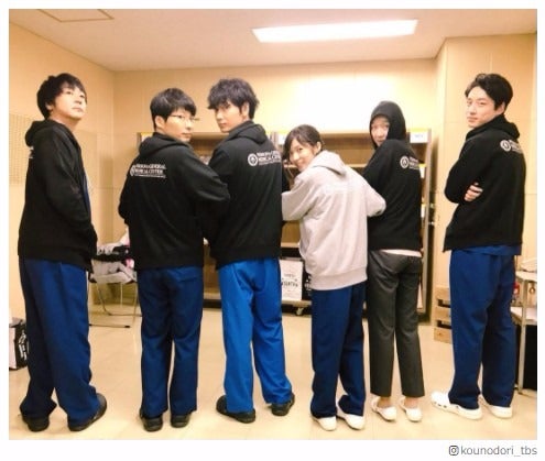 綾野剛・星野源・坂口健太郎ら「コウノドリ」豪華集結の“お揃い”ショットに歓喜の声