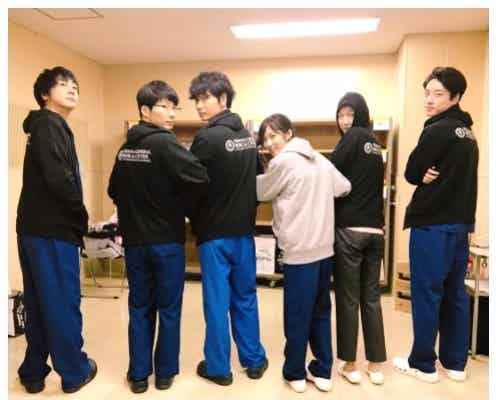 綾野剛・星野源・坂口健太郎ら「コウノドリ」豪華集結の“お揃い”ショットに歓喜の声