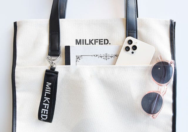 ムック本　ムック　付録　人気　おすすめ　オススメ　宝島社　宝島　レビュー　便利　優秀　当たり　MILKFED.　ミルクフェド　バッグ　トートバッグ　ロゴストラップ　ストラップ　ポケット　フロントポケット