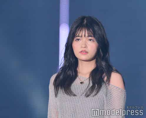 景井ひな、ニットから美肩チラリ アンニュイな表情で魅了【TGC 2024 S/S】