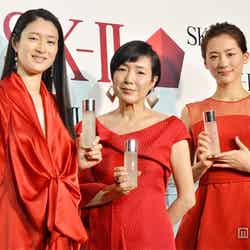 「一年間頑張った女性に。SK－IIが贈るプレゼント～美肌の証明トークショー～」に出席した（左から）小雪、桃井かおり、綾瀬はるか