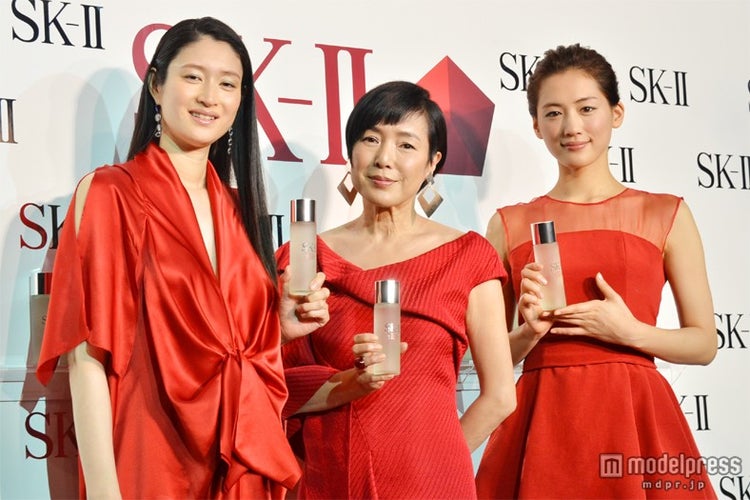 画像6 8 綾瀬はるか 真紅のドレスで肌をチラ見せ 美肌の秘訣を明かす モデルプレス 画像6 8 綾瀬はるか 真紅のドレスで肌をチラ見せ 美肌の秘訣を明かす モデルプレス