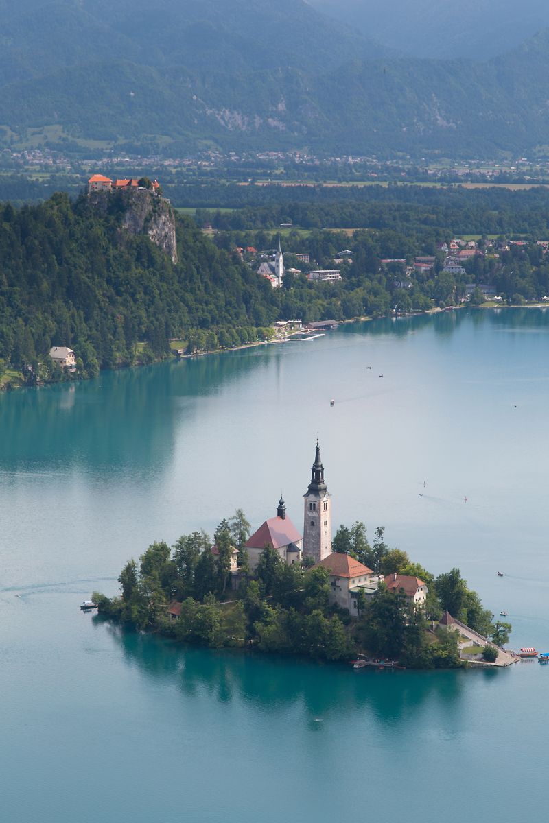 エメラルドグリーンの湖／画像提供：スロヴェニア観光局
