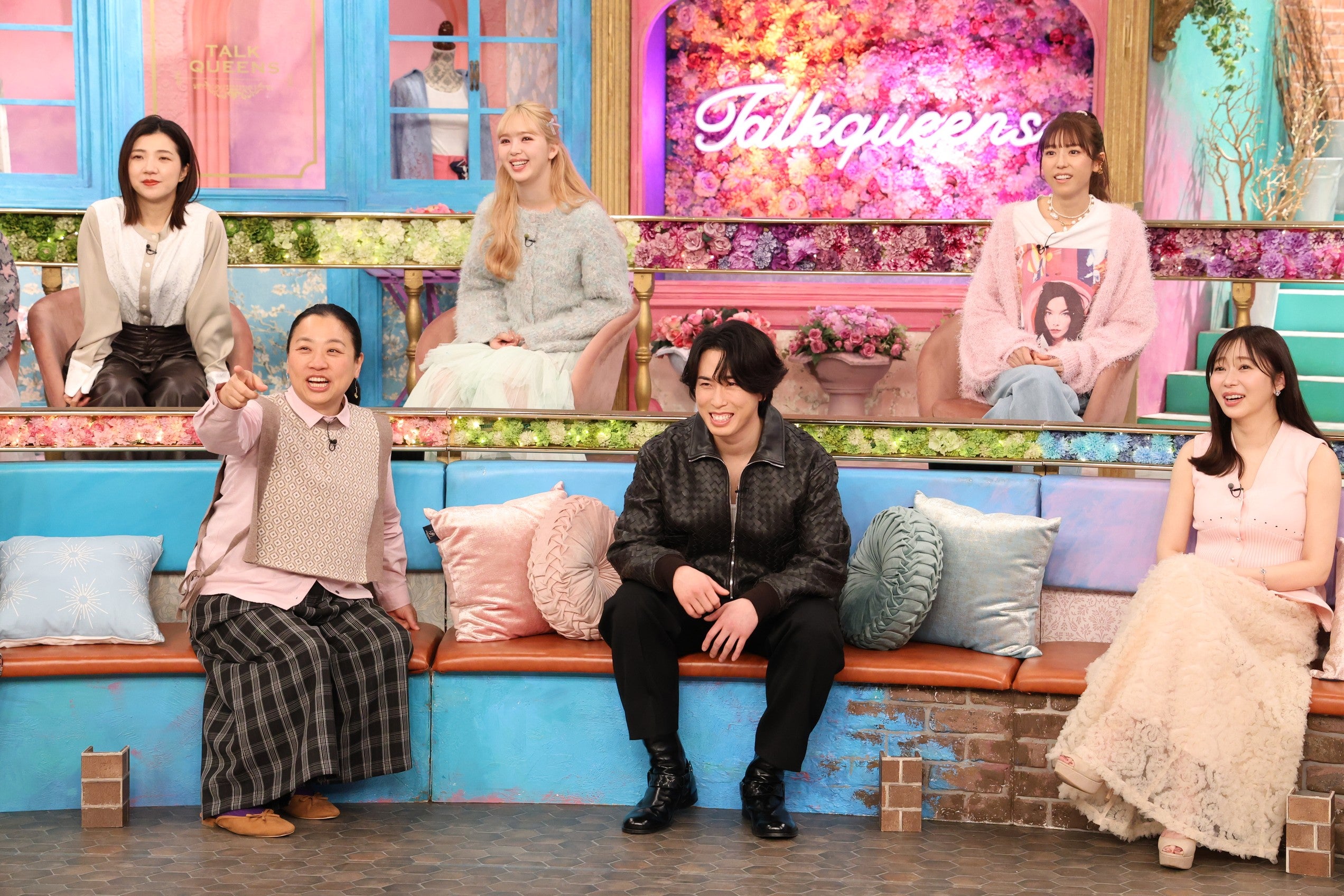 （上段左から）福田麻貴、藤田ニコル、若槻千夏（下段左から）いとうあさこ、宮舘涼太、指原莉乃（C）フジテレビ