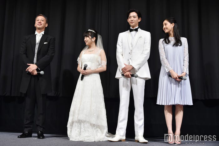 (左から)御法川修監督、志田未来、竜星涼、新木優子(C)モデルプレス