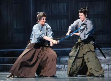 宝塚 月組「侍タイムトリッパー」迫力の殺陣、時代劇メドレーのフィナーレで大盛り上がり