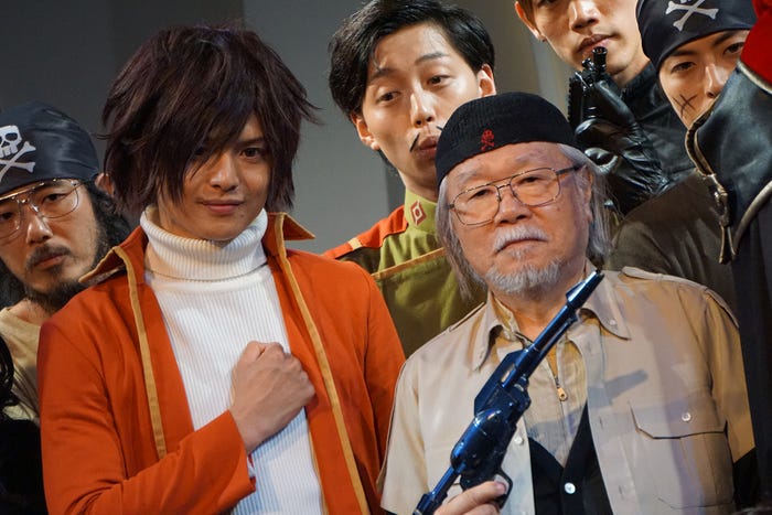 (左から)鈴木勤、原作者・松本零士氏