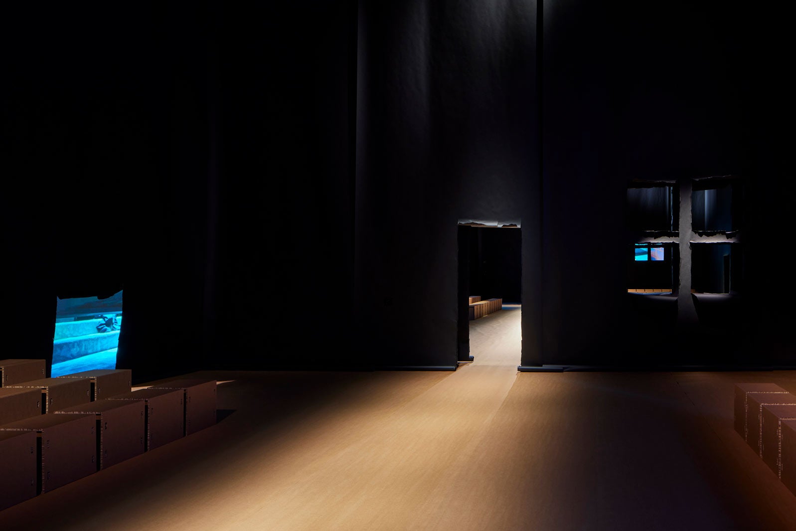 「TOUCH OF CRUDE」ショースペース（提供写真）