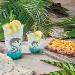 (左から)スペシャルドリンク 古代の海 メガサイズ~ソルトレモン&ライチソーダ~、スペシャルドリンク 古代の海~ソルトレモン&ライチソーダ~、フライドポテト ~ブラックペッパー&チェダーチーズソース~/画像提供:ユニバーサル・スタジオ・ジャパン