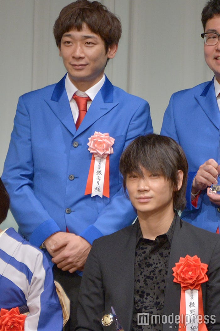銀シャリ・鰻和弘(上)と綾野剛(C)モデルプレス