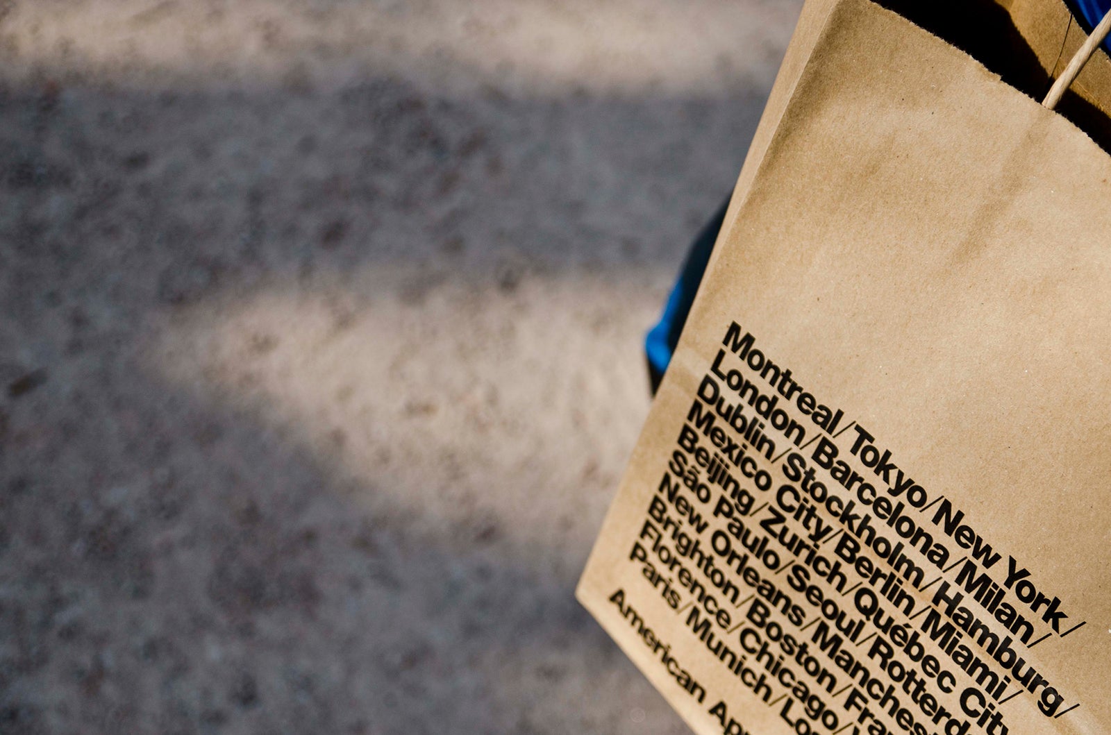 「American Apparel」のショップバッグ／American Apparel bag by Ken Hawkins