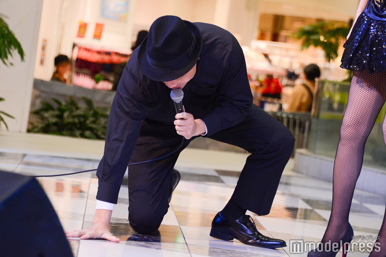 ステージをほぐす八木真澄／吉本坂46「泣かせてくれよ」発売記念イベント（C）モデルプレス