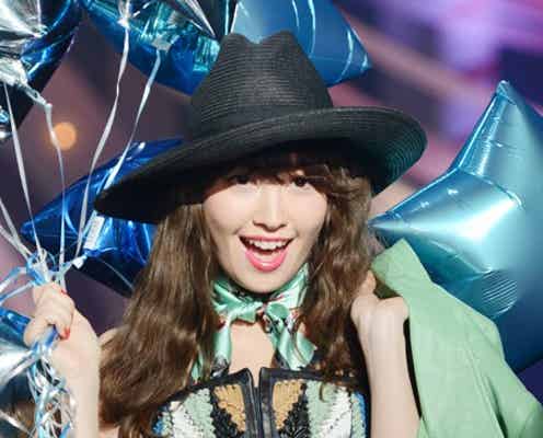 小嶋陽菜、大人ミニワンピで華やかウォーキング