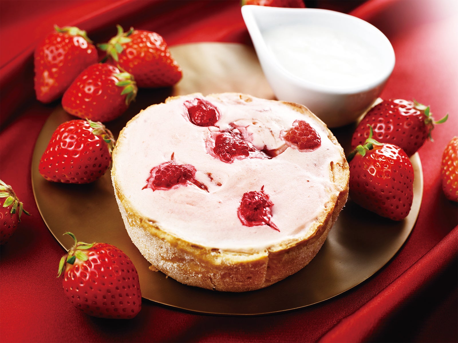 焼きたてミニチーズタルト いちご×杏仁／画像提供： PABLO（パブロ）