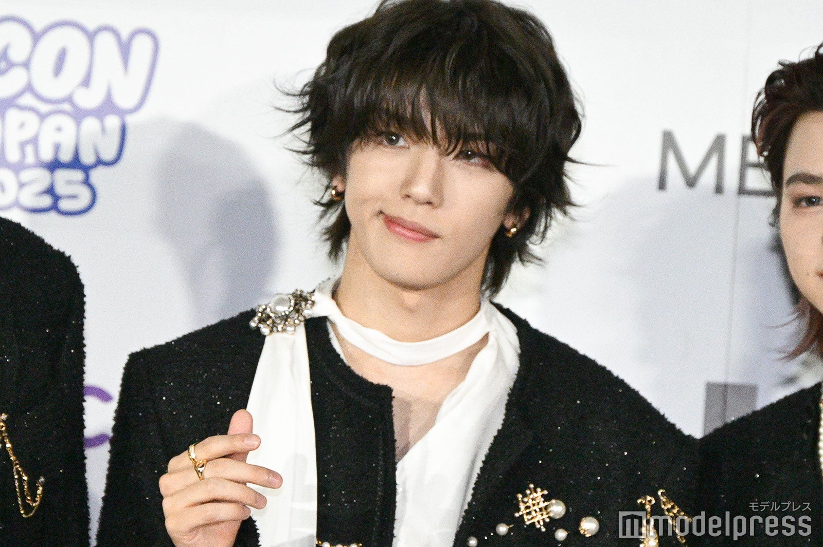 ゆるくパーマがかった髪型で登場した高塚大夢（C）モデルプレス