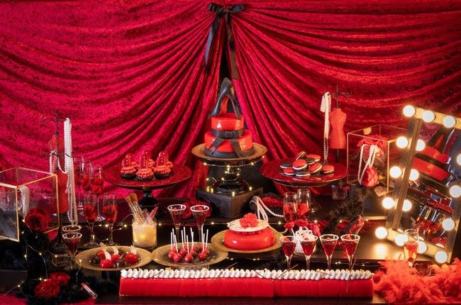 ヒルトン福岡シーホーク「ロマンティック・ルージュ」可憐な赤黒スイーツで“パリのショー”表現