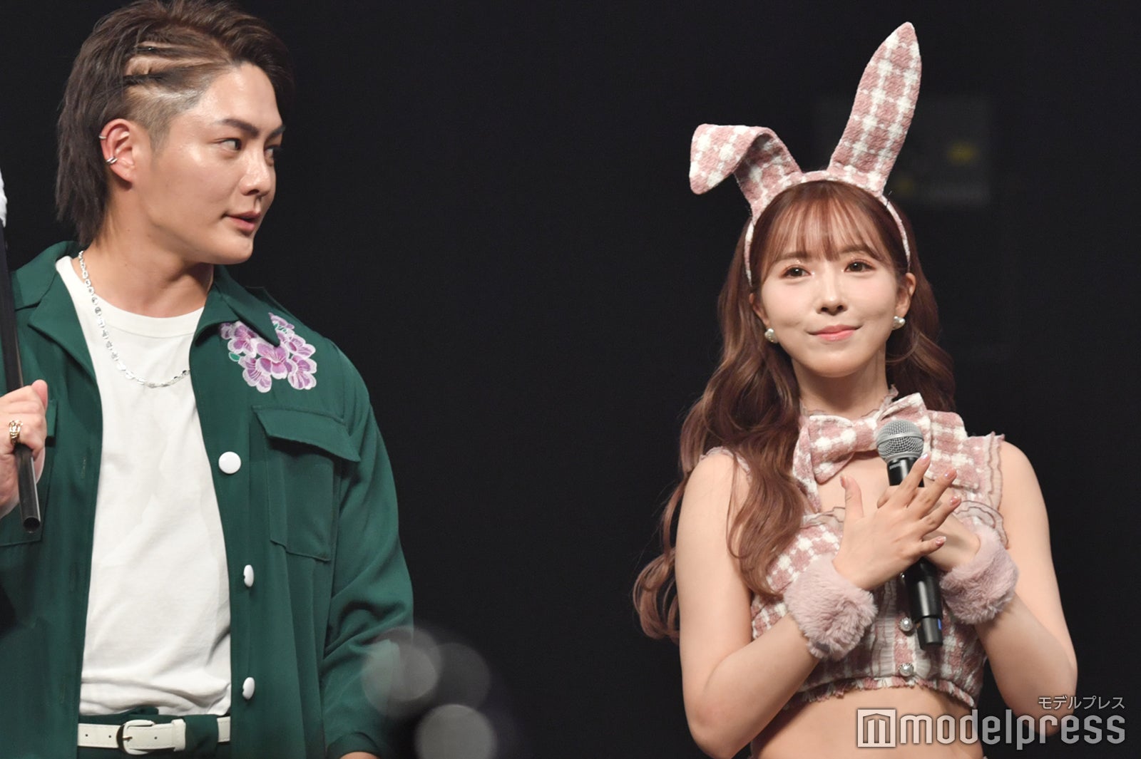 三崎優太、三上悠亜（C）モデルプレス