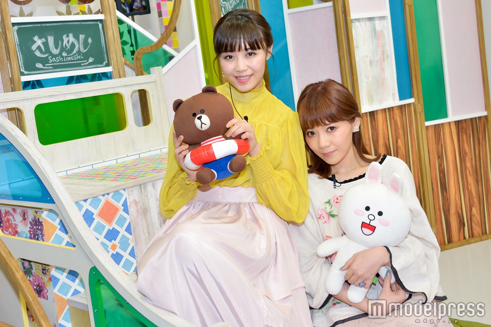 左から：鷲尾伶菜、MACO （C）モデルプレス