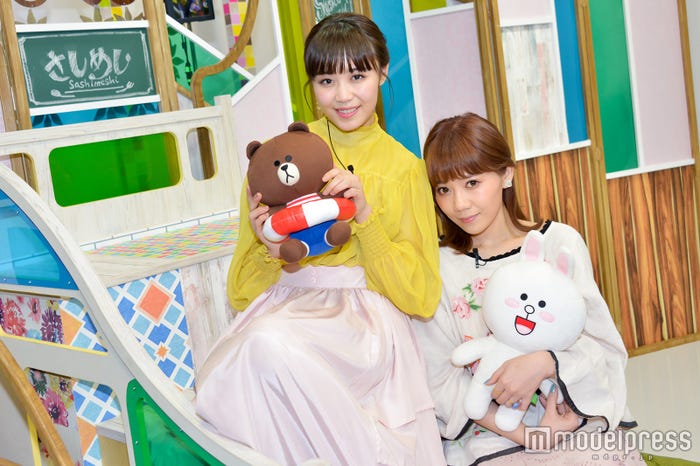 左から:鷲尾伶菜、MACO (C)モデルプレス