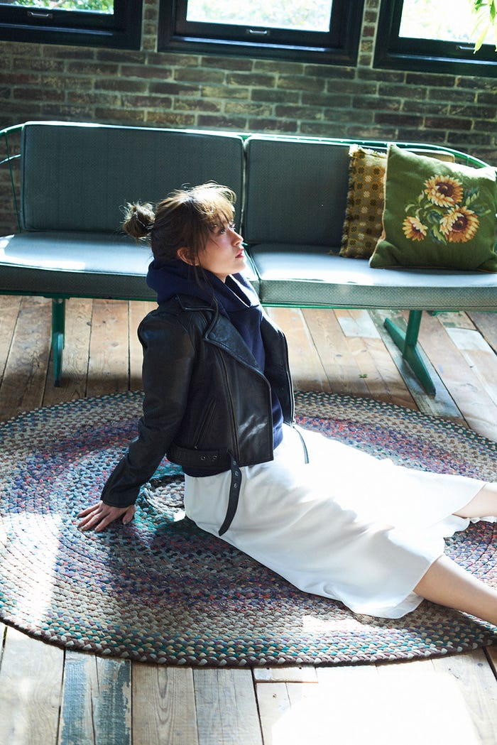 スウェットトップス¥19,000/ダブル スタンダード クロージング アクセソワ(フィルム)、ライダースジャケット¥59,000/AULA(ドラスティック)、スカート¥6,000/JEANASIS(アダストリア)(C)TOPLOG